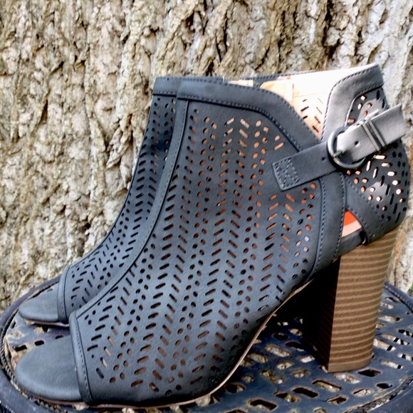 XOXO Birkita* (7M) WOMEN’S Heel Peep toe ankle boots, cutout style, Pre -owned. - Picture 2 of 7